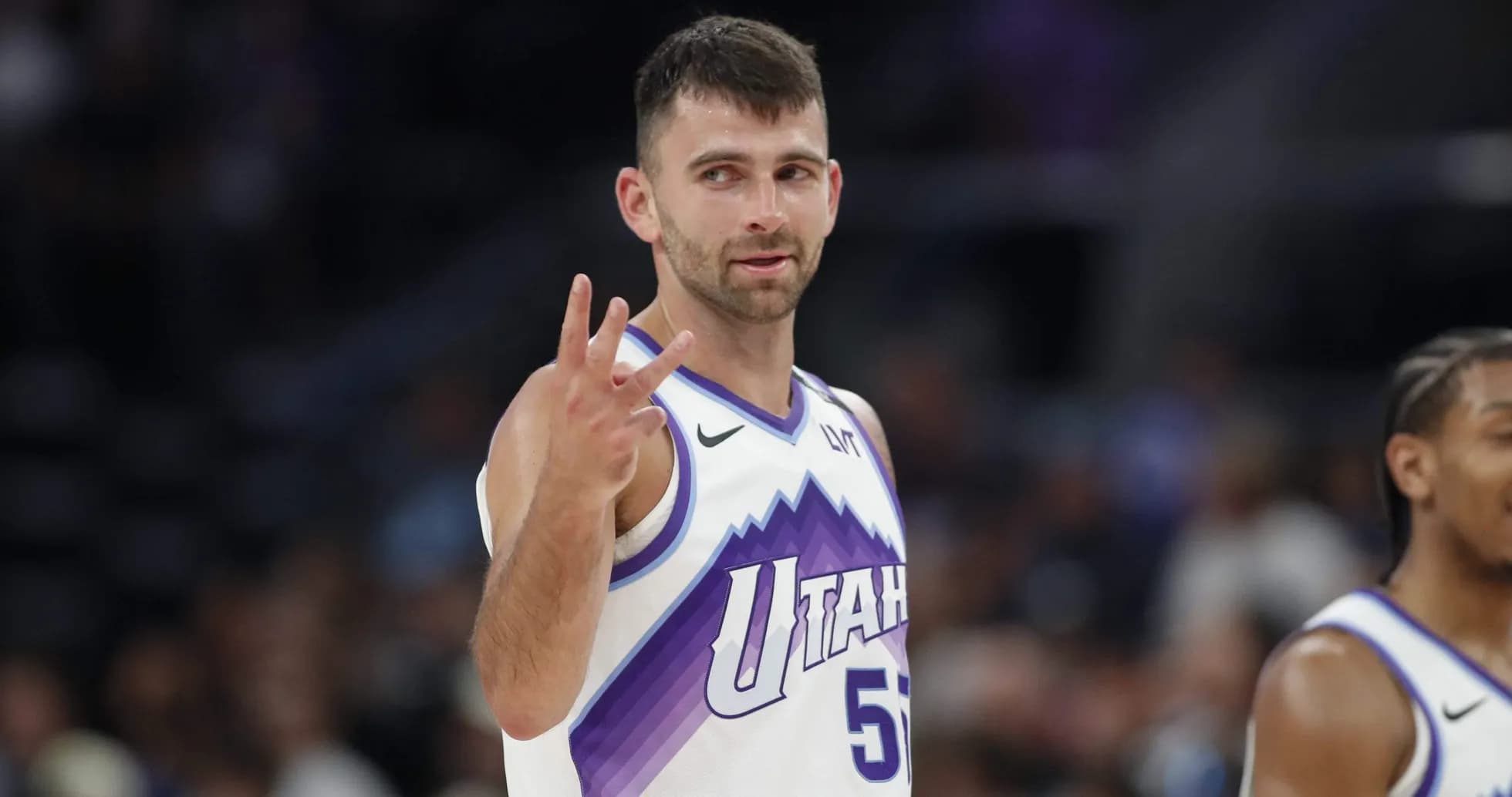 Jugador de baloncesto mostrando el número tres Jugador de baloncesto mostrando el número tres