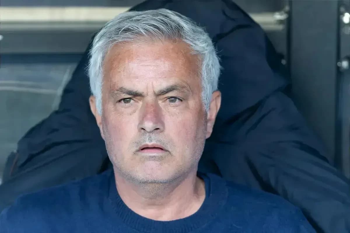 Entrenador observando el partido desde el banquillo Entrenador observando el partido desde el banquillo