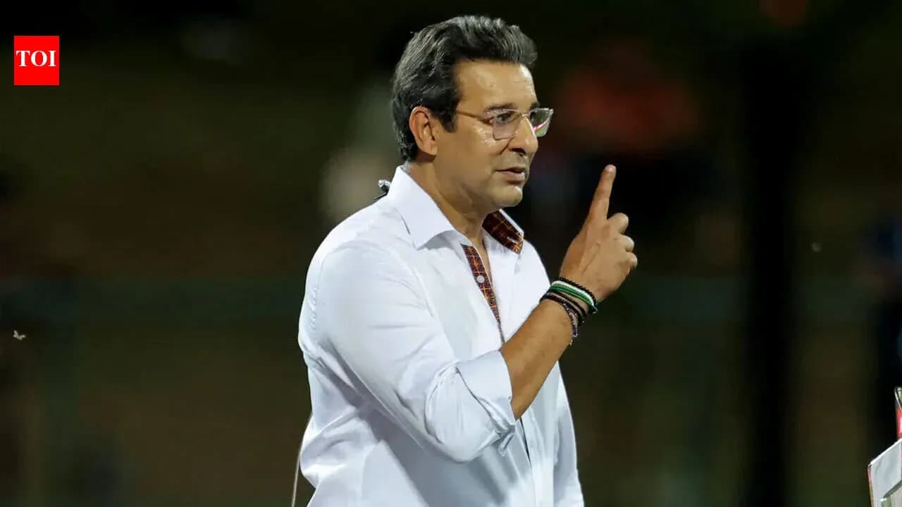 Analista hablando durante una transmisión deportiva Analista hablando durante una transmisión deportiva
