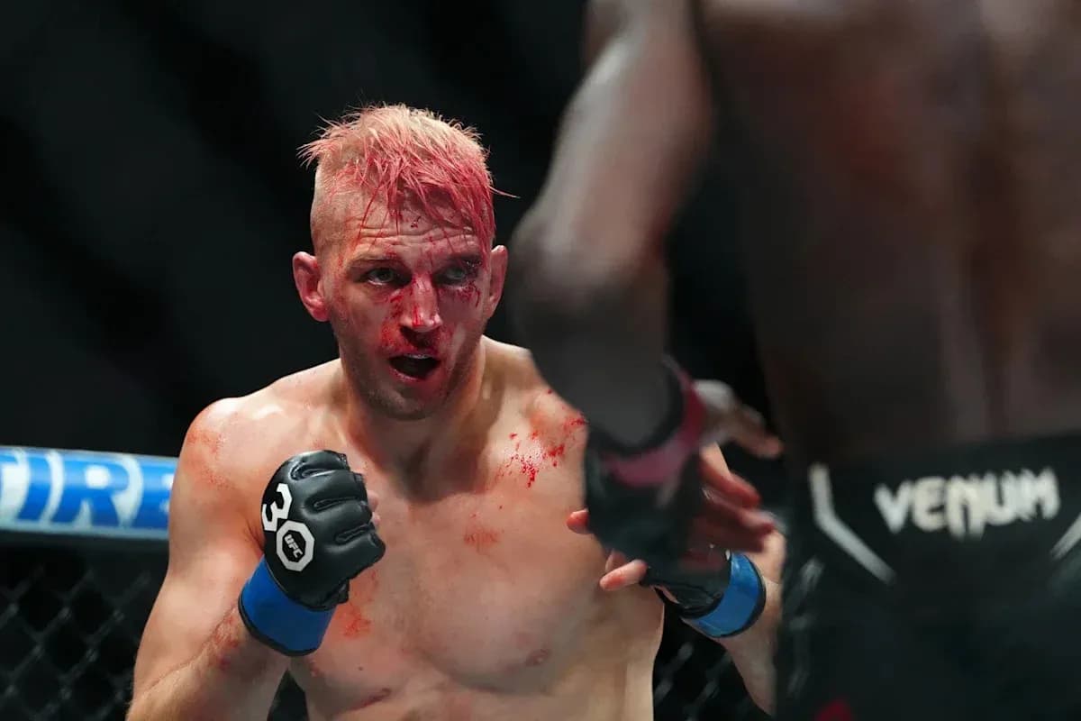 Peleador con sangre en el rostro en combate Peleador con sangre en el rostro en combate