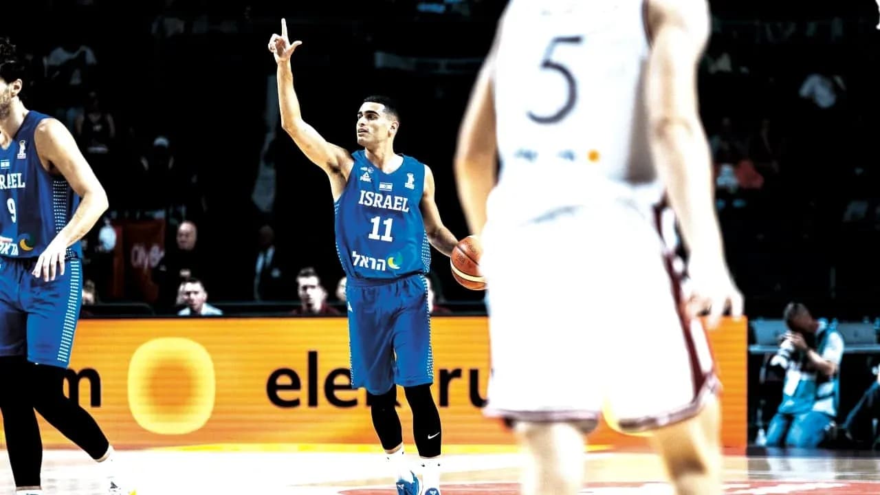 Jugador de baloncesto Israelí señalando durante partido Jugador de baloncesto Israelí señalando durante partido