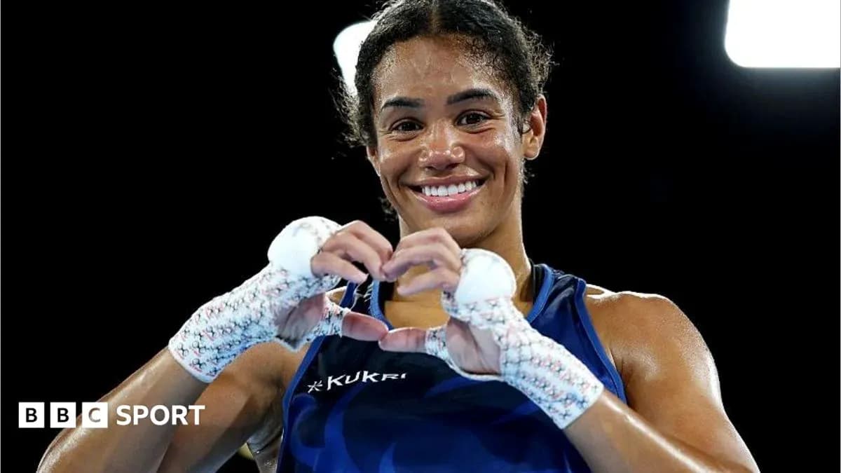 Boxeadora haciendo un corazón con las manos Boxeadora haciendo un corazón con las manos