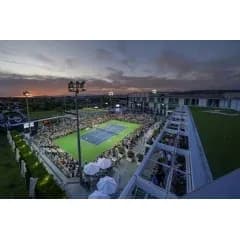Vista panorámica de un torneo de tenis al atardecer Vista panorámica de un torneo de tenis al atardecer
