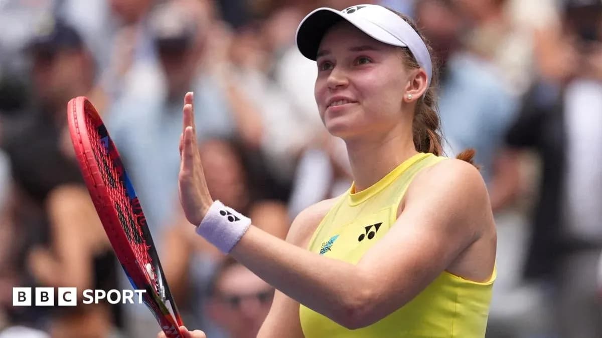 Jugadora de tenis saludando al público con raqueta Jugadora de tenis saludando al público con raqueta