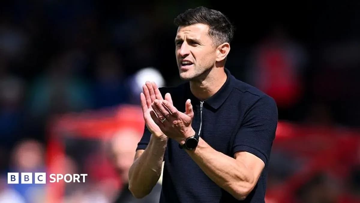 Entrenador aplaudiendo durante un partido Entrenador aplaudiendo durante un partido