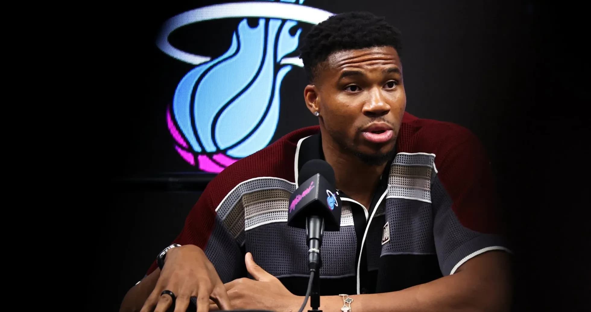 Jugador hablando en conferencia de prensa de NBA Jugador hablando en conferencia de prensa de NBA