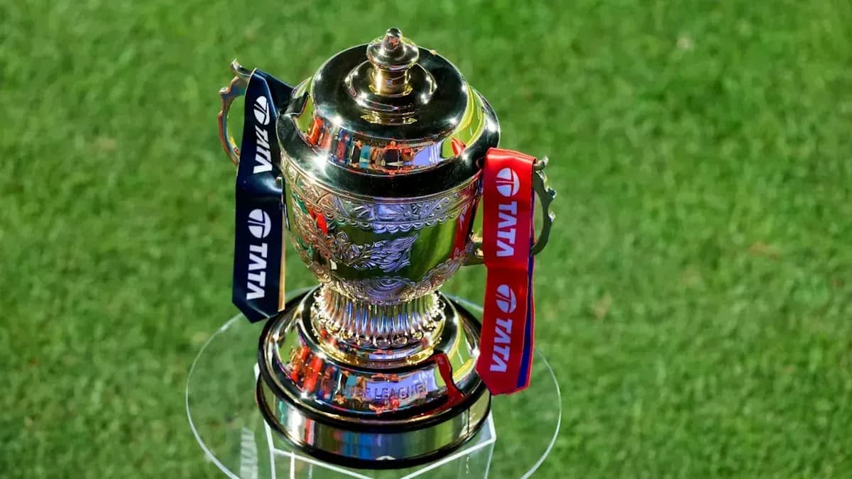 Trofeo de la liga sobre césped verde Trofeo de la liga sobre césped verde