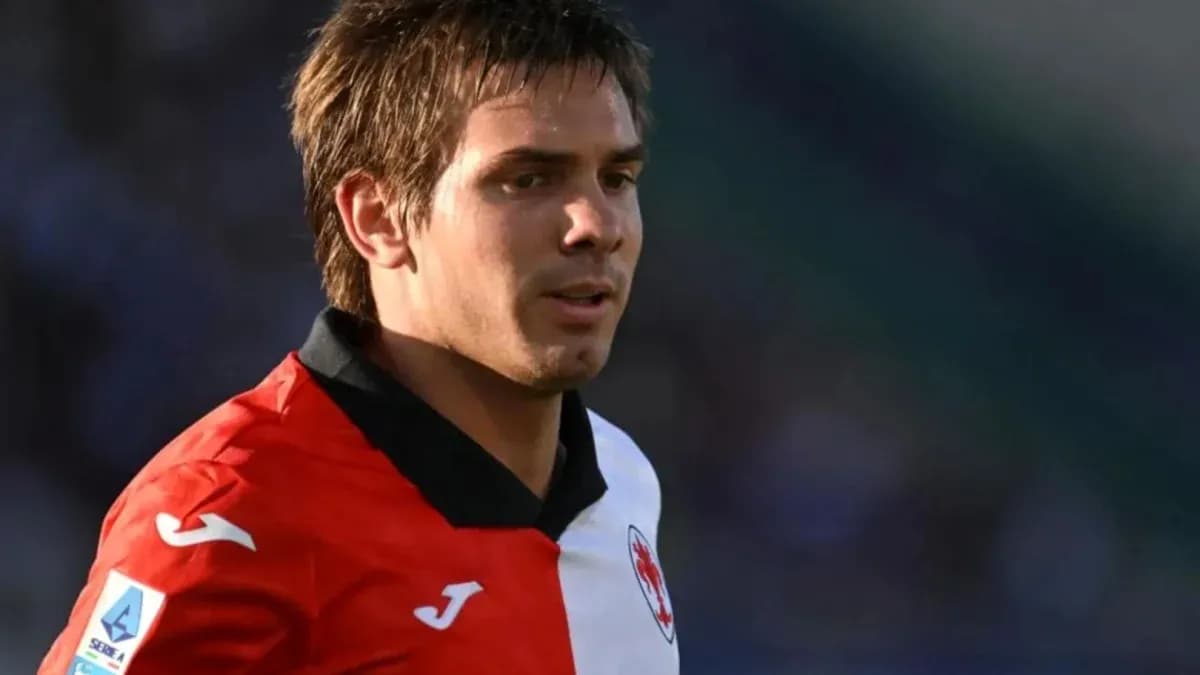 Jugador en acción con camiseta roja y blanca Jugador en acción con camiseta roja y blanca