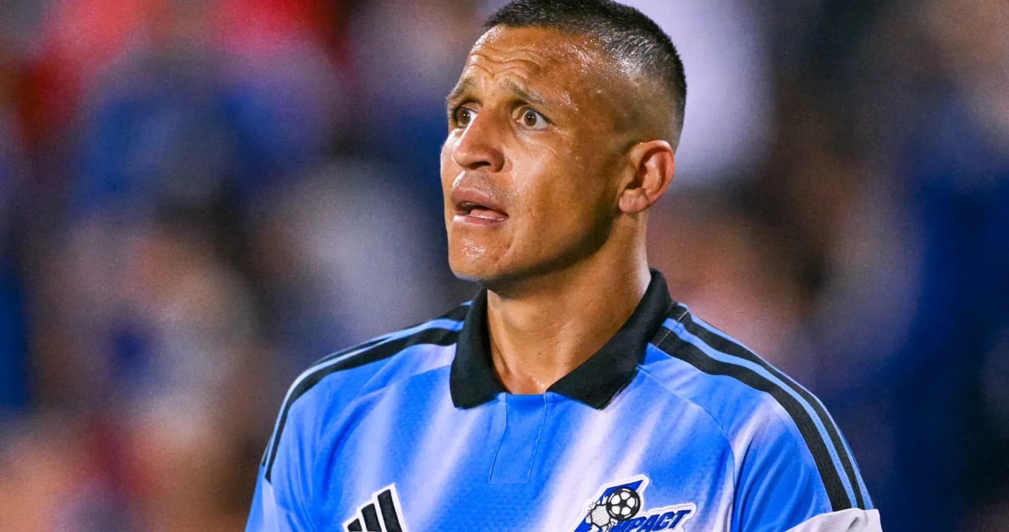Jugador con camiseta azul de Impact Montreal en el campo Jugador con camiseta azul de Impact Montreal en el campo