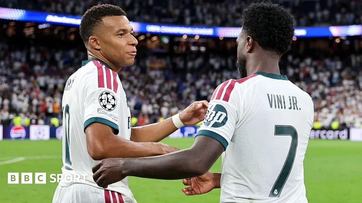 Mbappé y Vini Jr. celebrando en el campo Mbappé y Vini Jr. celebrando en el campo