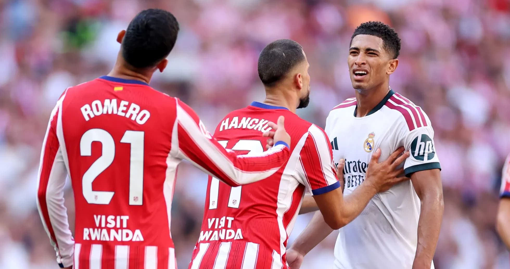Jugadores de Atlético de Madrid y Real Madrid discutiendo Jugadores de Atlético de Madrid y Real Madrid discutiendo