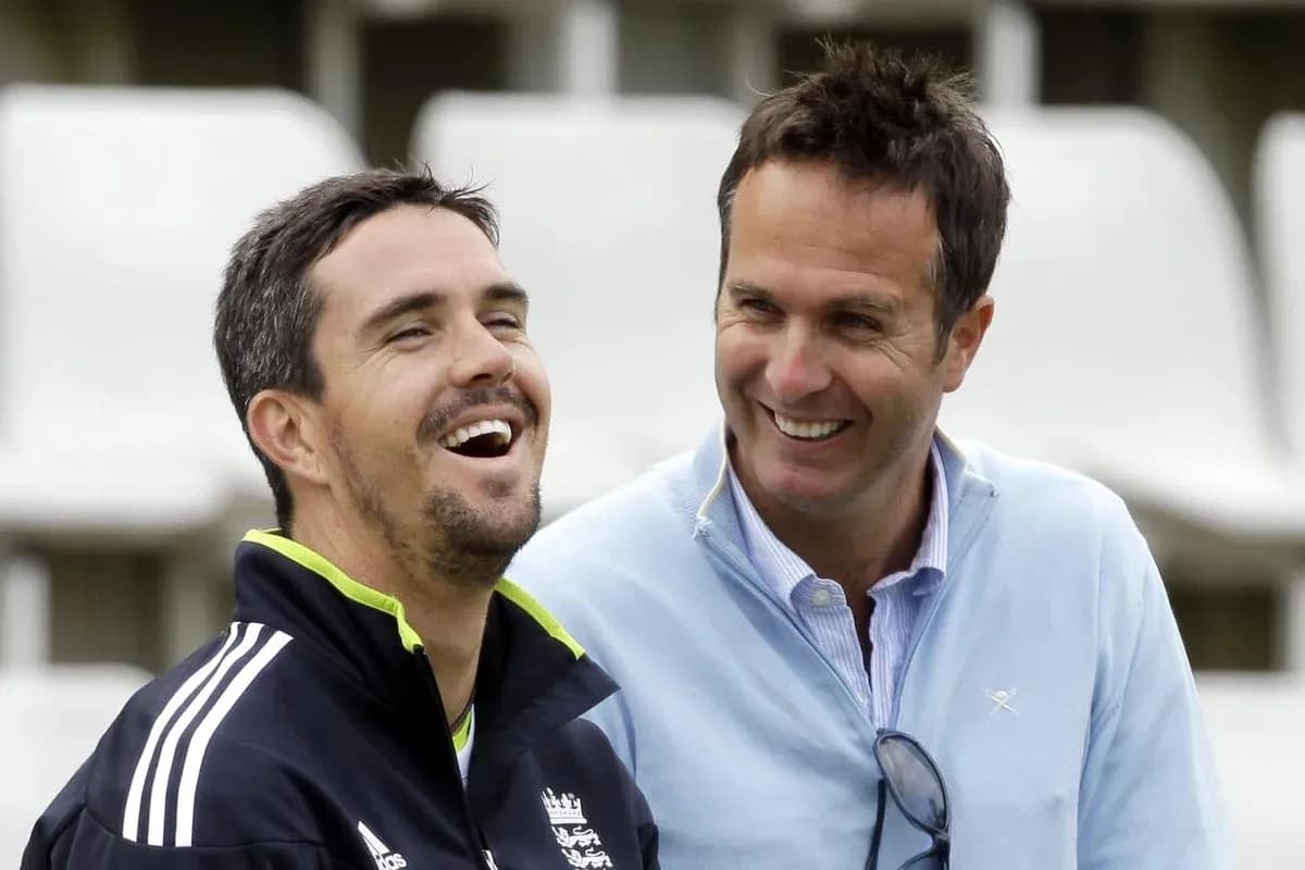 Dos hombres riendo durante un evento de cricket Dos hombres riendo durante un evento de cricket