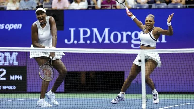 Venus y Serena Williams celebrando en la cancha de tenis Venus y Serena Williams celebrando en la cancha de tenis
