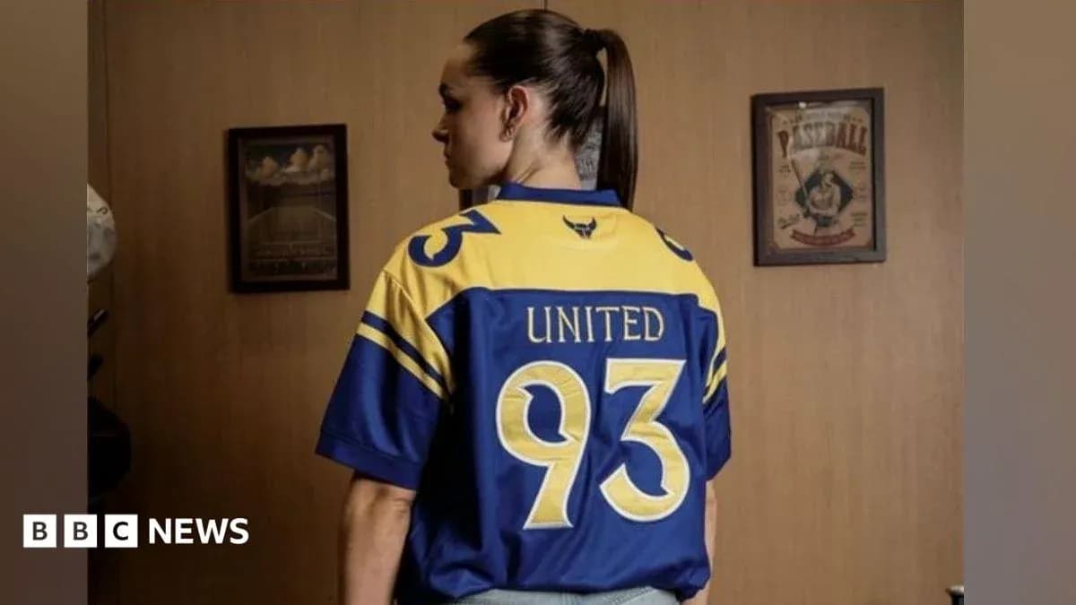 Persona con camiseta de equipo 'United 93' Persona con camiseta de equipo 'United 93'