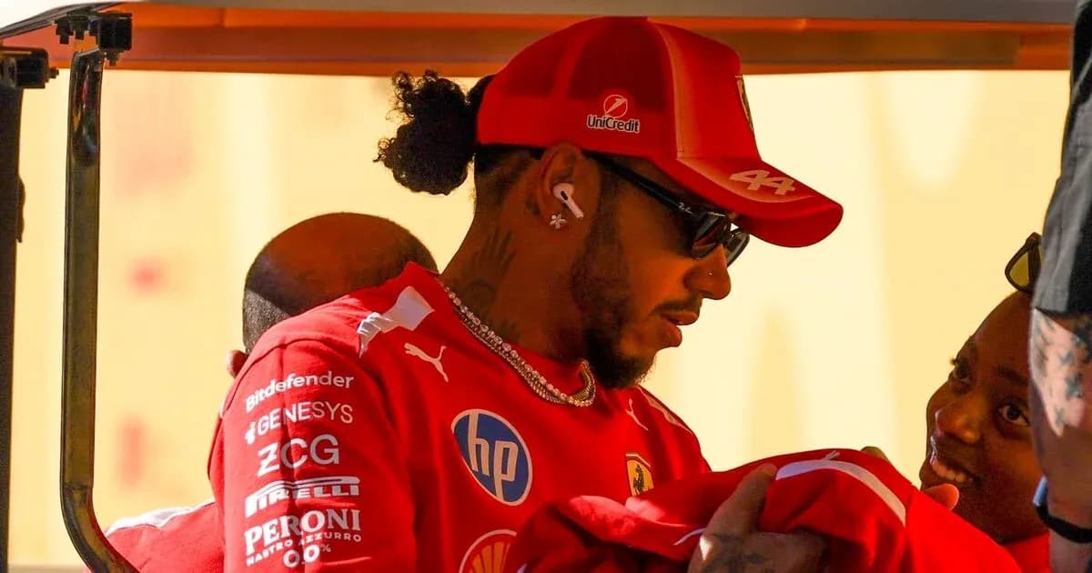 Lewis Hamilton interactuando con un niño en evento Lewis Hamilton interactuando con un niño en evento