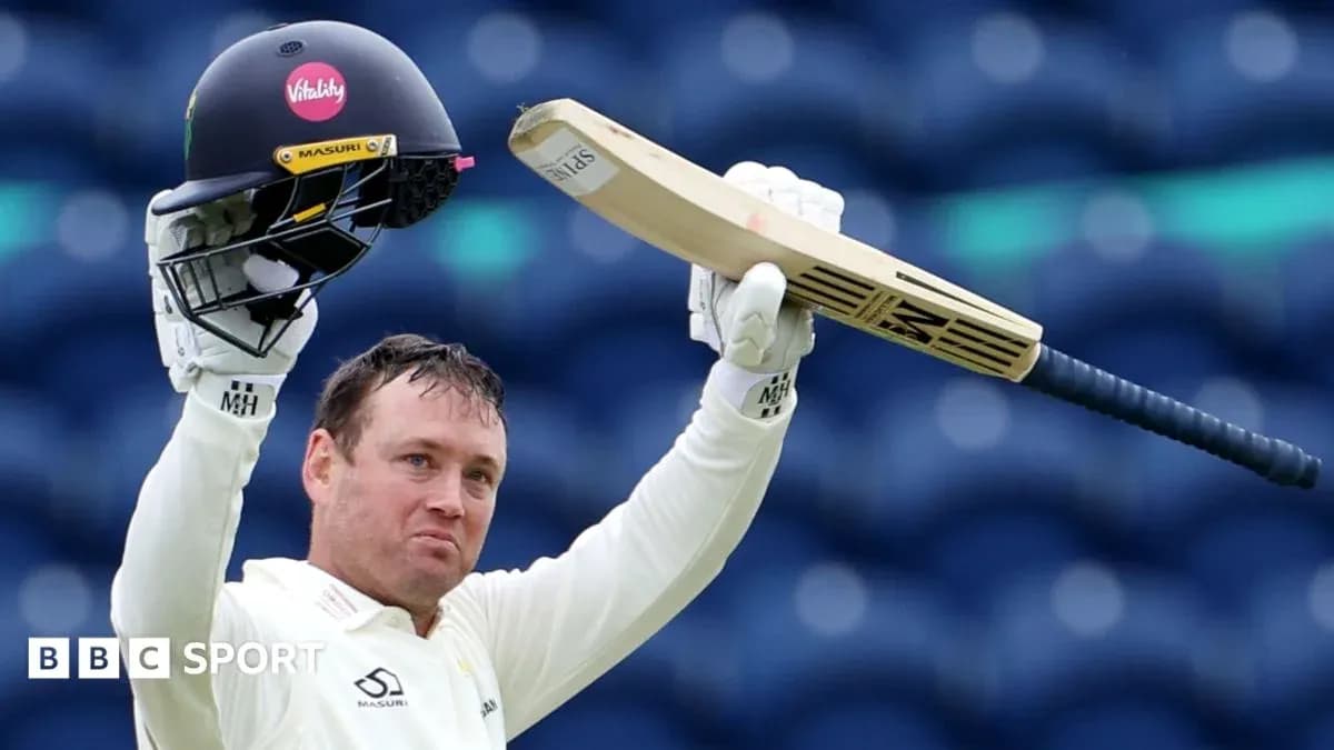Jugador de cricket levantando su bate y casco Jugador de cricket levantando su bate y casco