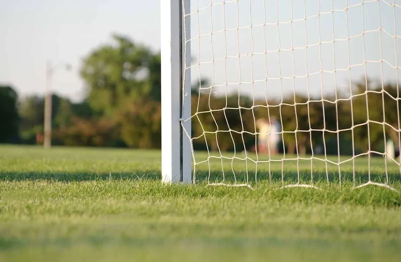 Portería de fútbol en campo verde Portería de fútbol en campo verde