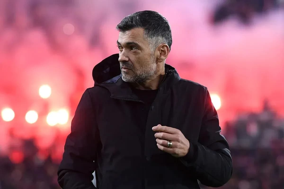 Entrenador en el campo con fondo de humo Entrenador en el campo con fondo de humo