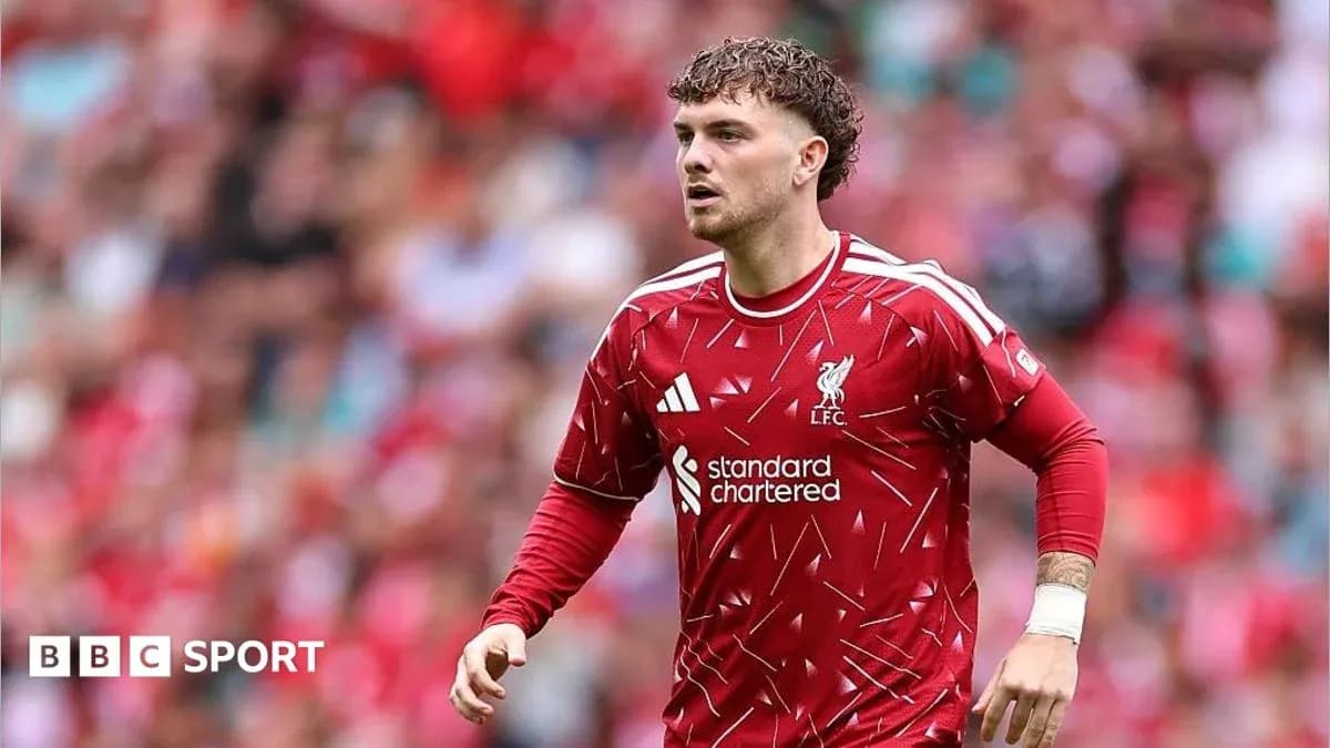 Jugador de Liverpool corriendo en el campo Jugador de Liverpool corriendo en el campo