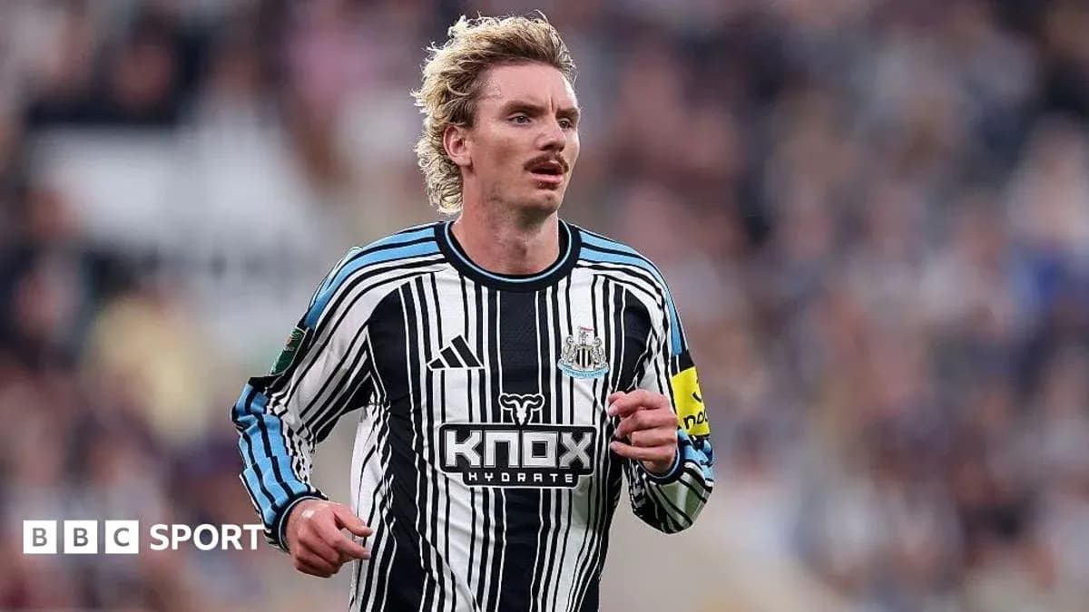 Jugador de Newcastle corriendo en el campo Jugador de Newcastle corriendo en el campo