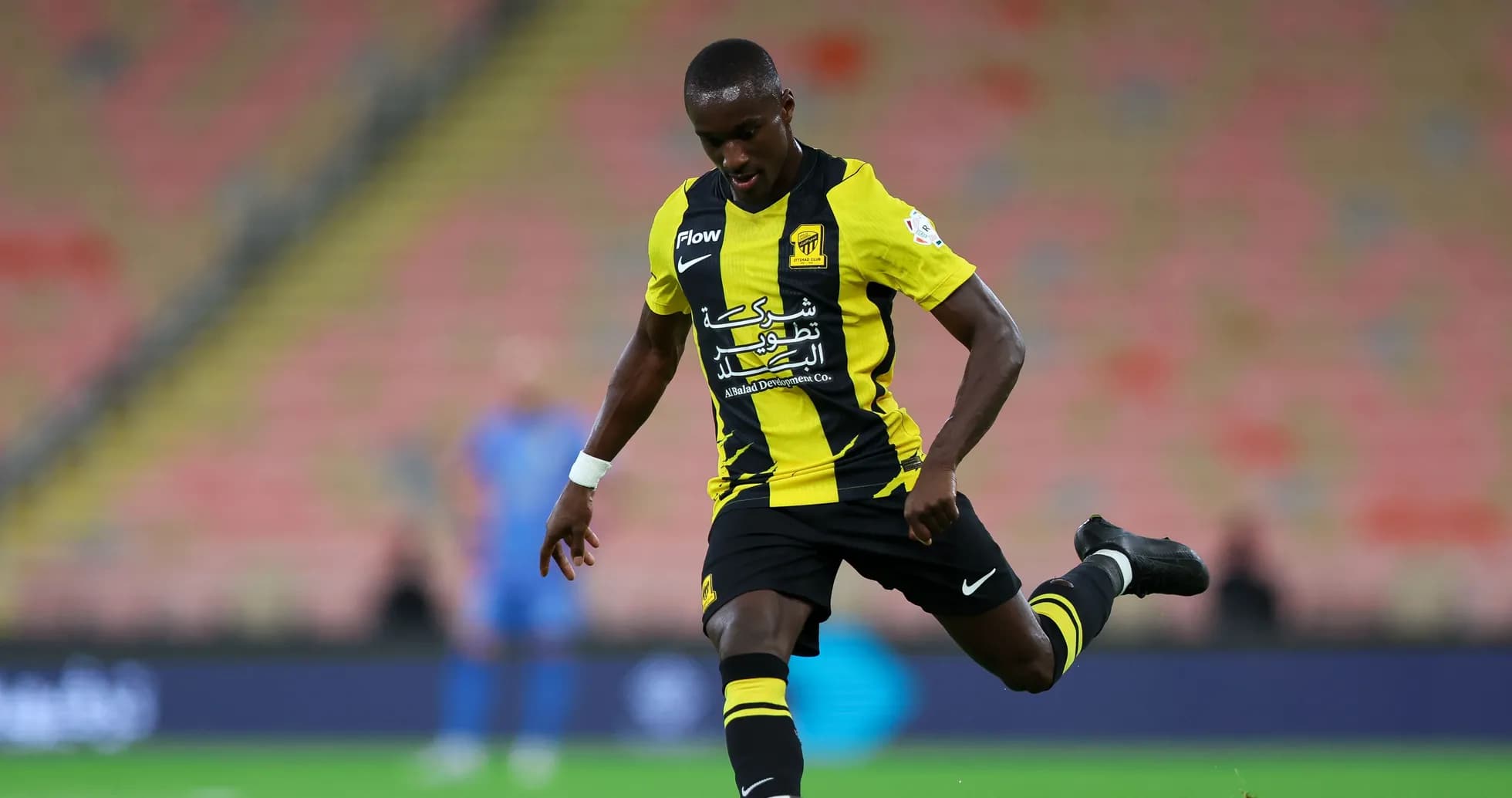 Jugador de Ittihad realizando un pase en el campo Jugador de Ittihad realizando un pase en el campo