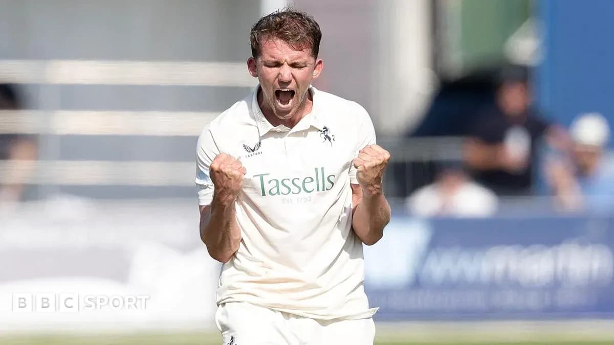 Jugador de cricket celebrando tras tomar un wicket Jugador de cricket celebrando tras tomar un wicket