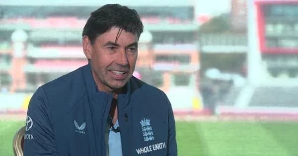 Hombre en chaqueta de Inglaterra durante entrevista Hombre en chaqueta de Inglaterra durante entrevista