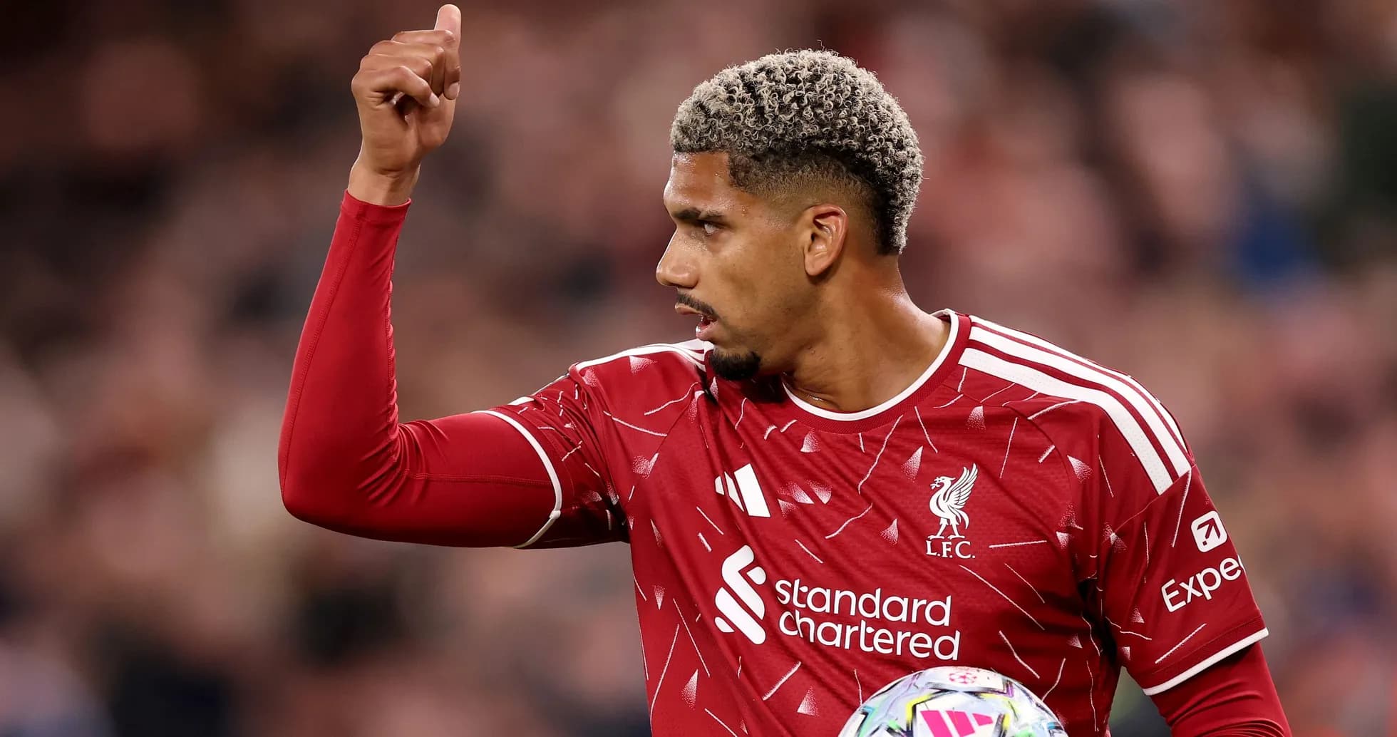 Jugador de Liverpool señalando durante el partido Jugador de Liverpool señalando durante el partido