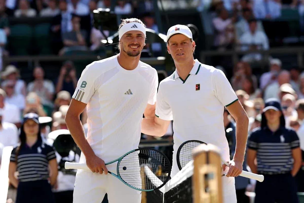 Jugadores sonriendo antes de un partido de tenis Jugadores sonriendo antes de un partido de tenis