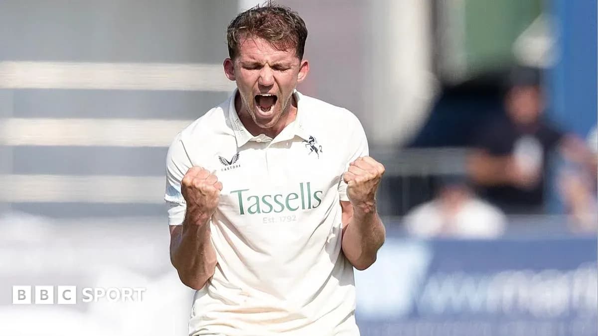 Jugador de cricket celebrando un wicket en el partido Jugador de cricket celebrando un wicket en el partido