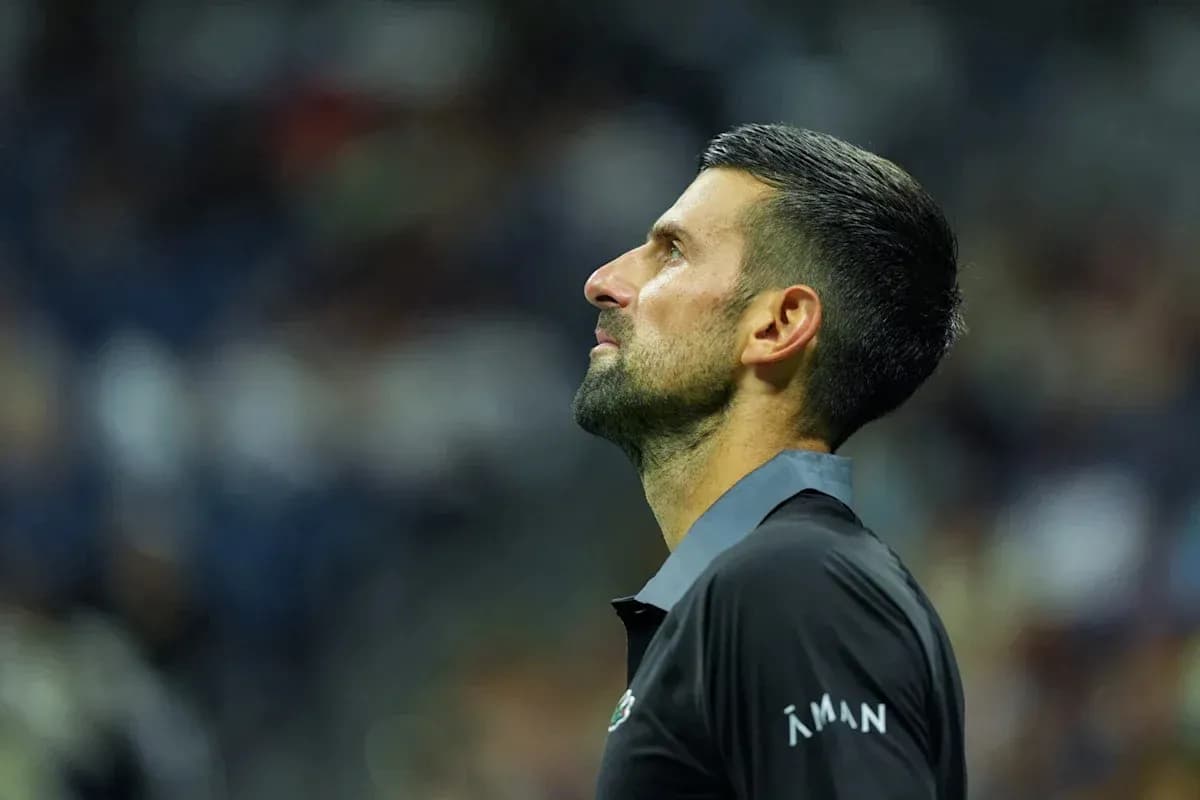 Tenista mirando hacia arriba en el partido Tenista mirando hacia arriba en el partido