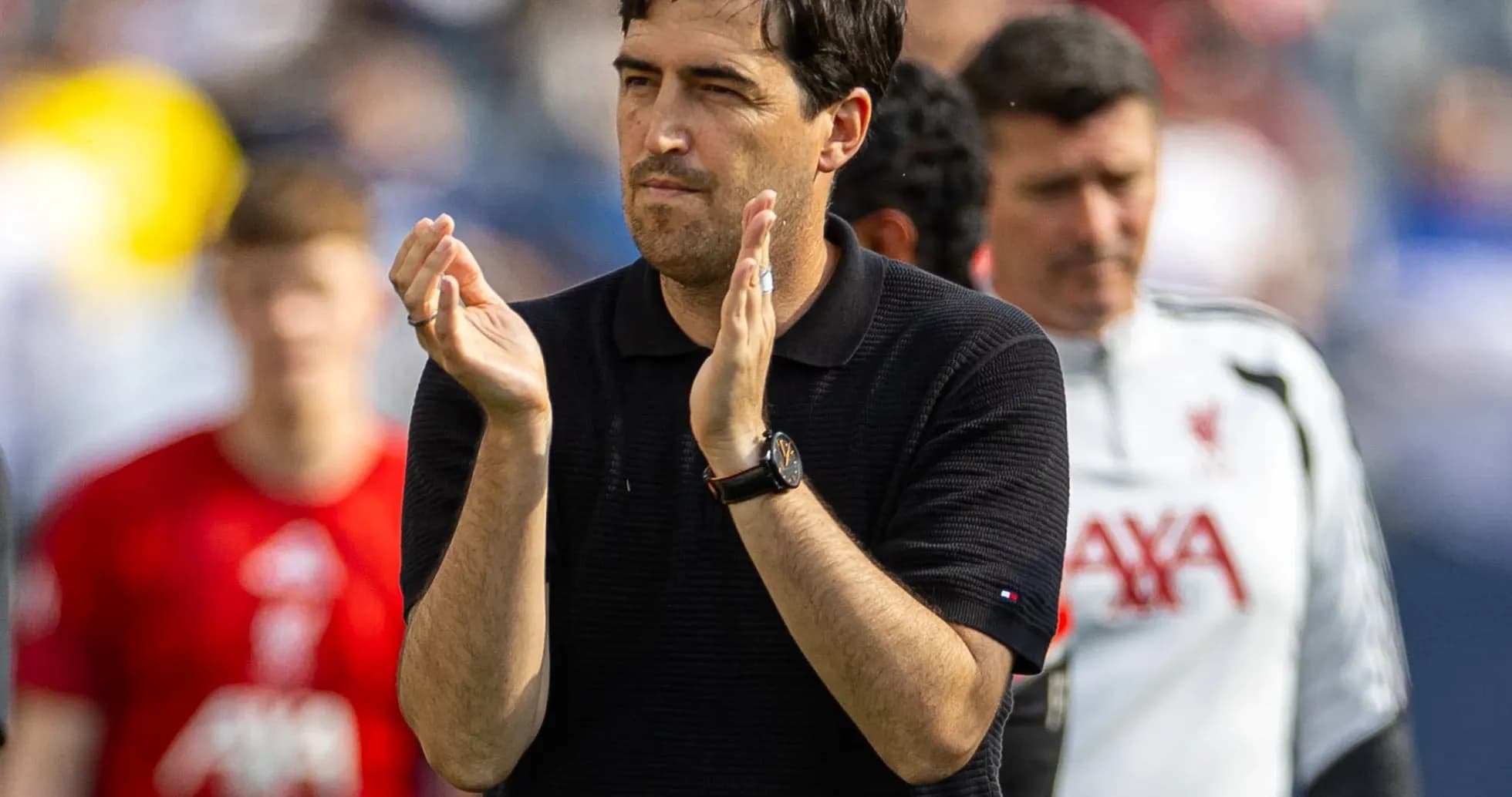 Entrenador aplaudiendo en el campo de juego Entrenador aplaudiendo en el campo de juego