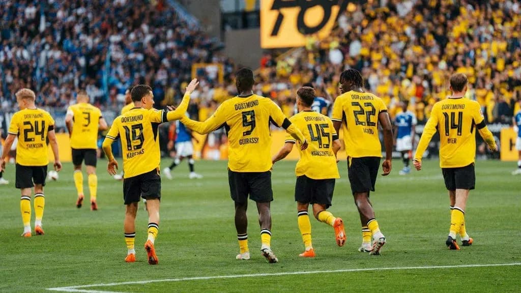 Jugadores de Dortmund celebrando un gol en el campo Jugadores de Dortmund celebrando un gol en el campo