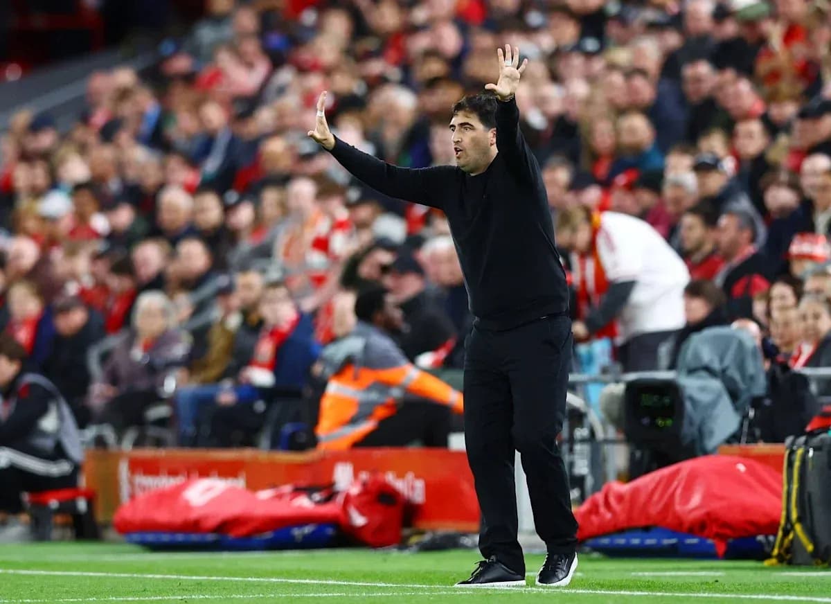 Entrenador gesticulando durante el partido en el estadio Entrenador gesticulando durante el partido en el estadio