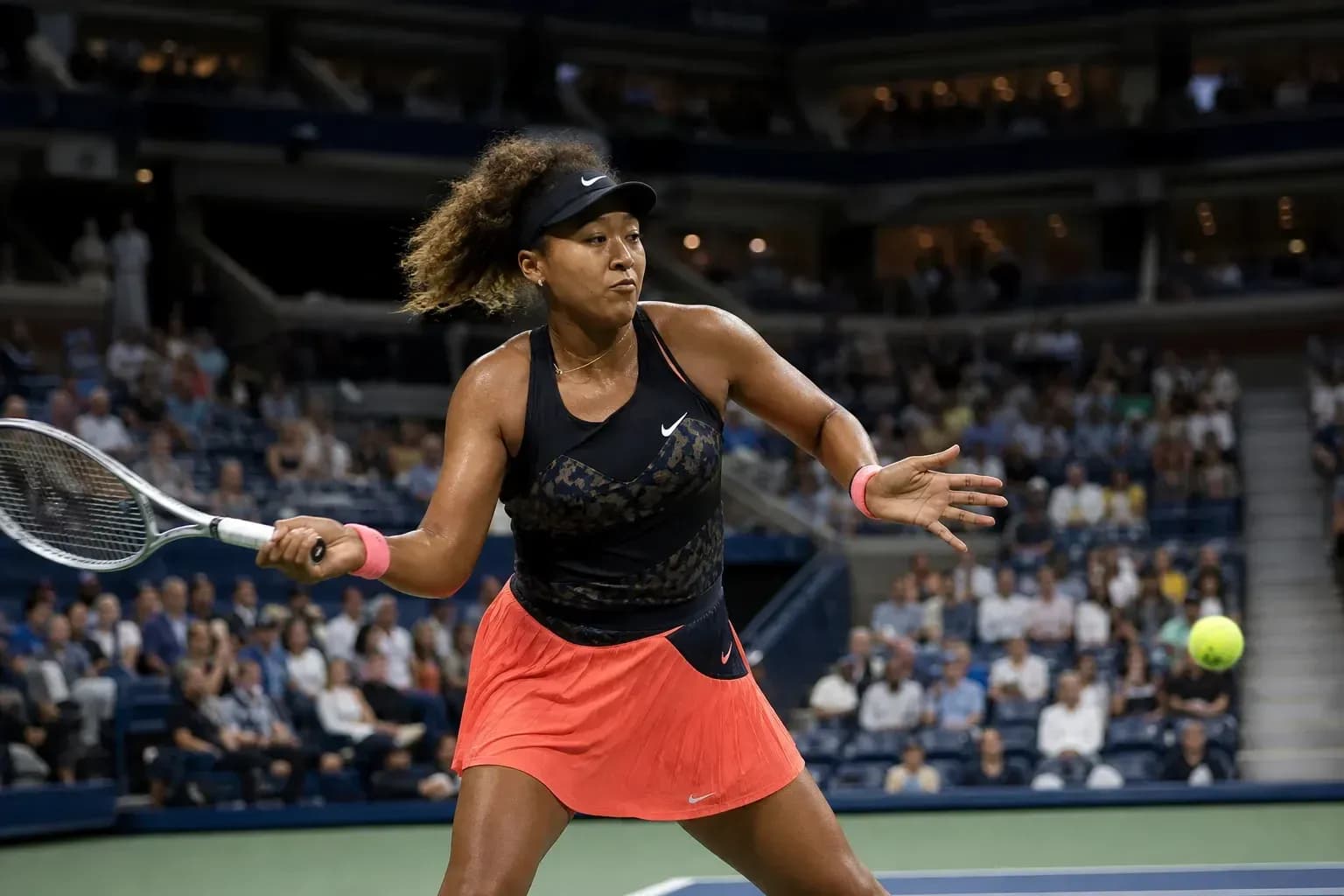 Naomi Osaka golpeando la pelota en partido de tenis Naomi Osaka golpeando la pelota en partido de tenis