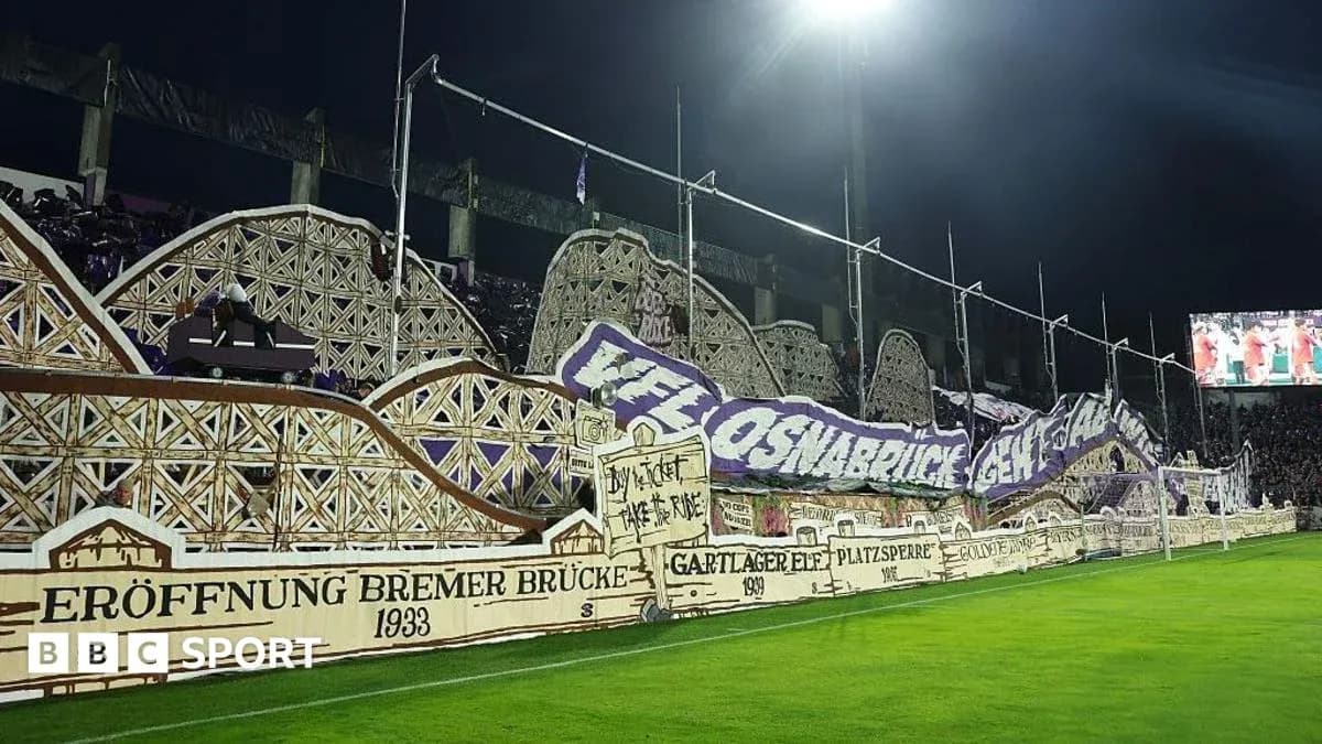 Aficionados mostrando una gran pancarta en el estadio Aficionados mostrando una gran pancarta en el estadio