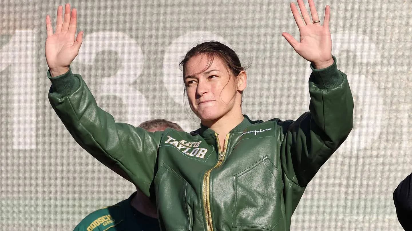Katie Taylor saludando en evento promocional Katie Taylor saludando en evento promocional