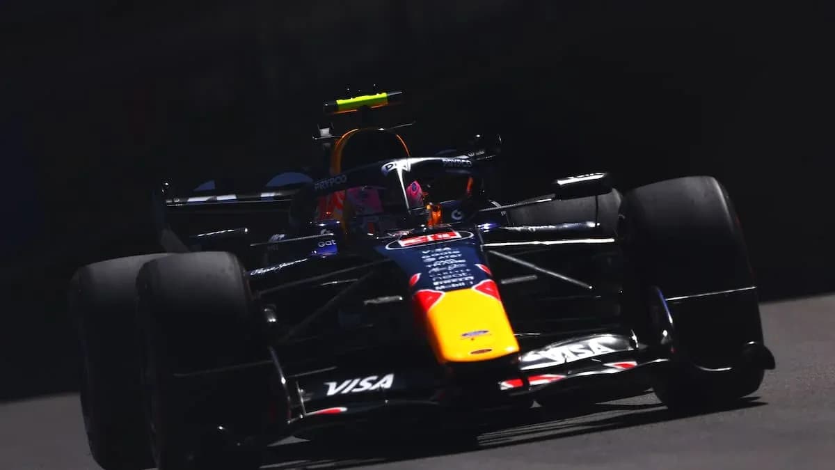 Coche de Fórmula 1 compitiendo en pista Coche de Fórmula 1 compitiendo en pista