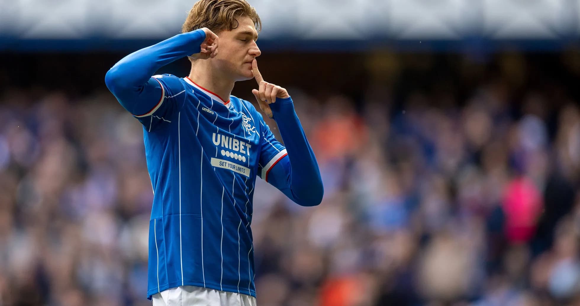Jugador de Rangers haciendo gesto de silencio Jugador de Rangers haciendo gesto de silencio