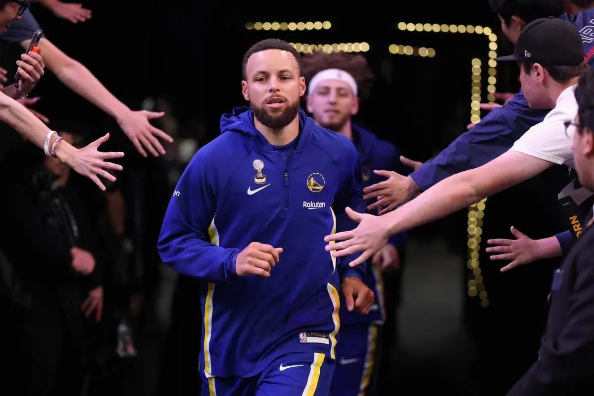 Jugador de los Warriors entrando a la cancha Jugador de los Warriors entrando a la cancha