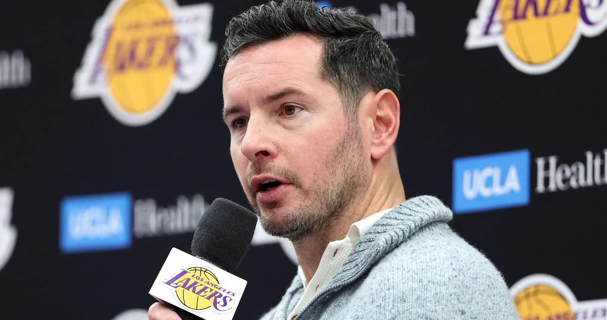 Persona hablando en conferencia de prensa de Los Angeles Lakers Persona hablando en conferencia de prensa de Los Angeles Lakers