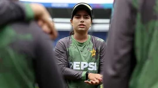 Jugadora de Pakistán hablando durante entrenamiento Jugadora de Pakistán hablando durante entrenamiento