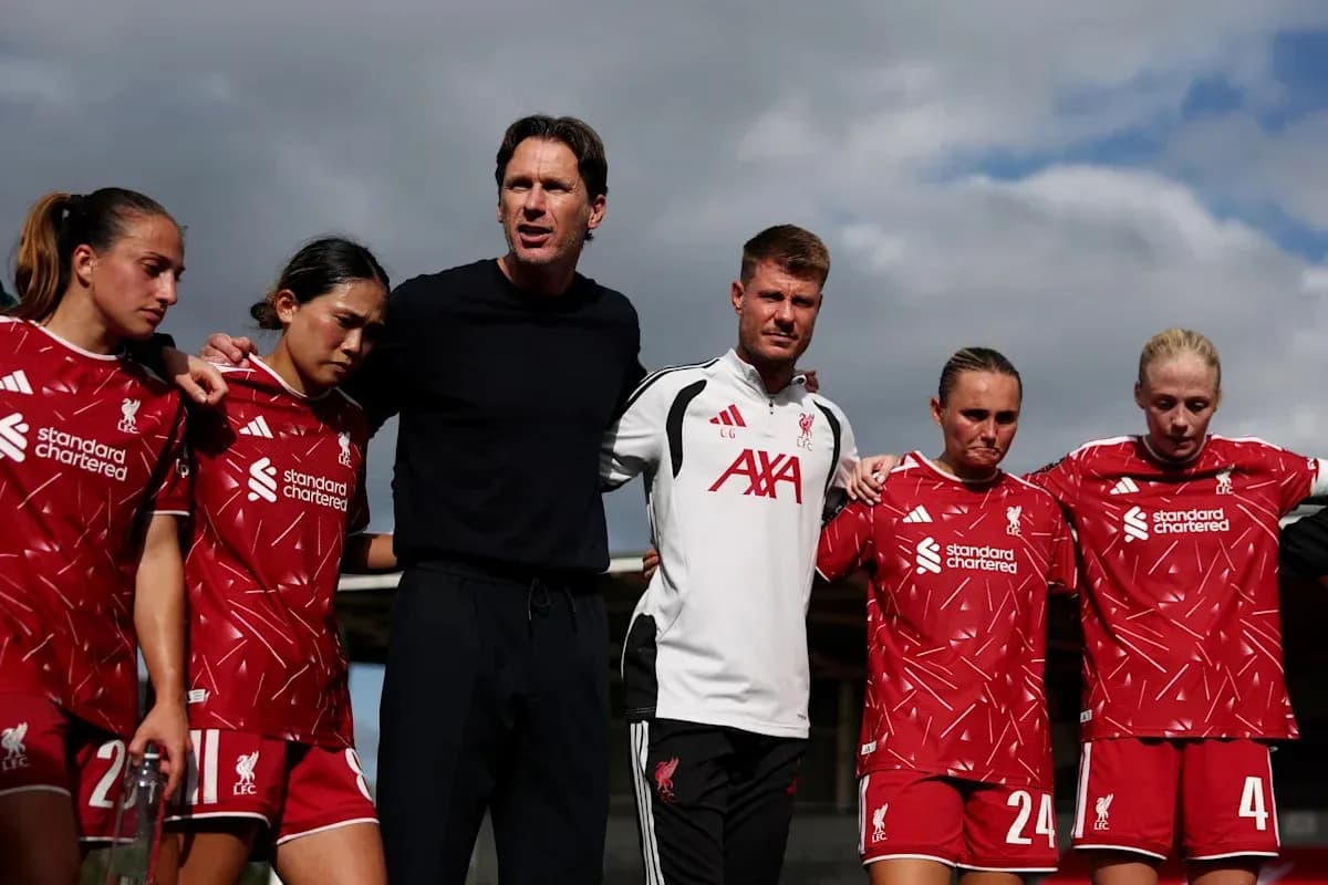Entrenador y jugadoras de Liverpool en reunión Entrenador y jugadoras de Liverpool en reunión