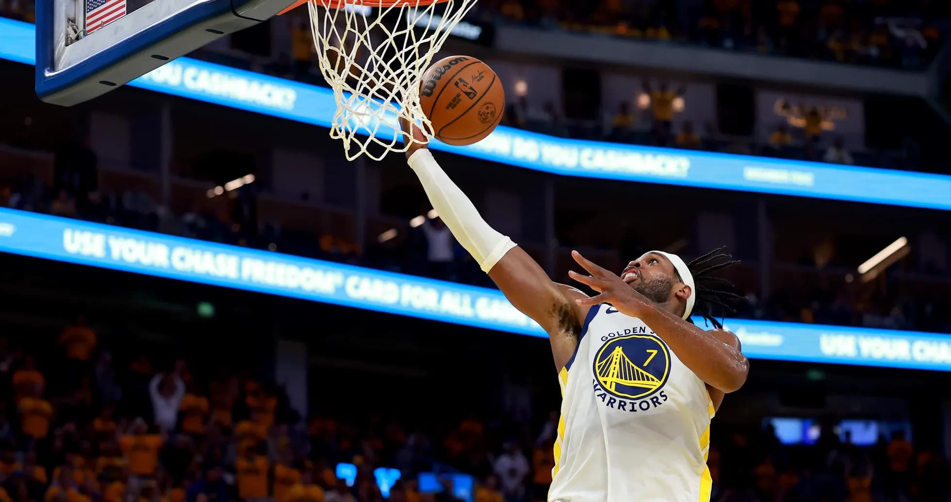 Jugador de los Golden Warriors encestando en el aro Jugador de los Golden Warriors encestando en el aro