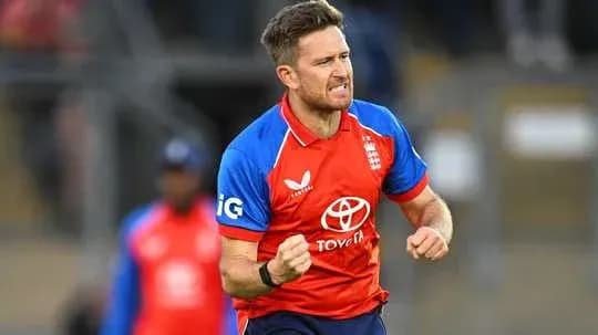 Jugador de cricket de Inglaterra celebrando una wicket Jugador de cricket de Inglaterra celebrando una wicket