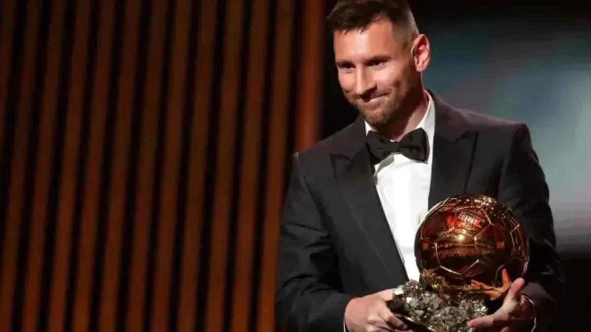 Jugador recibiendo el Balón de Oro en ceremonia Jugador recibiendo el Balón de Oro en ceremonia