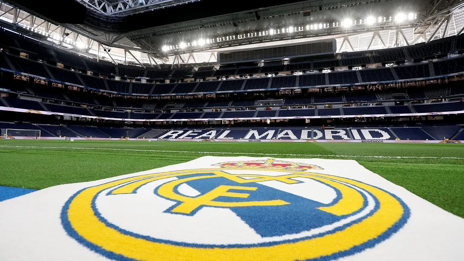 Campo de fútbol del Real Madrid con logo en primer plano Campo de fútbol del Real Madrid con logo en primer plano
