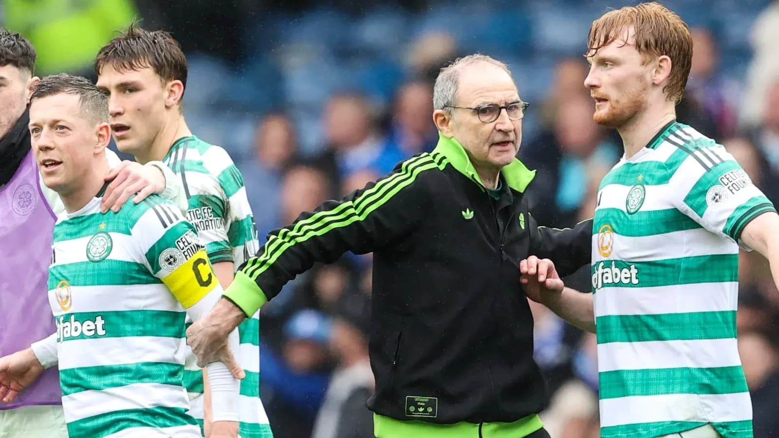 Entrenador hablando con jugadores de Celtic en el campo Entrenador hablando con jugadores de Celtic en el campo