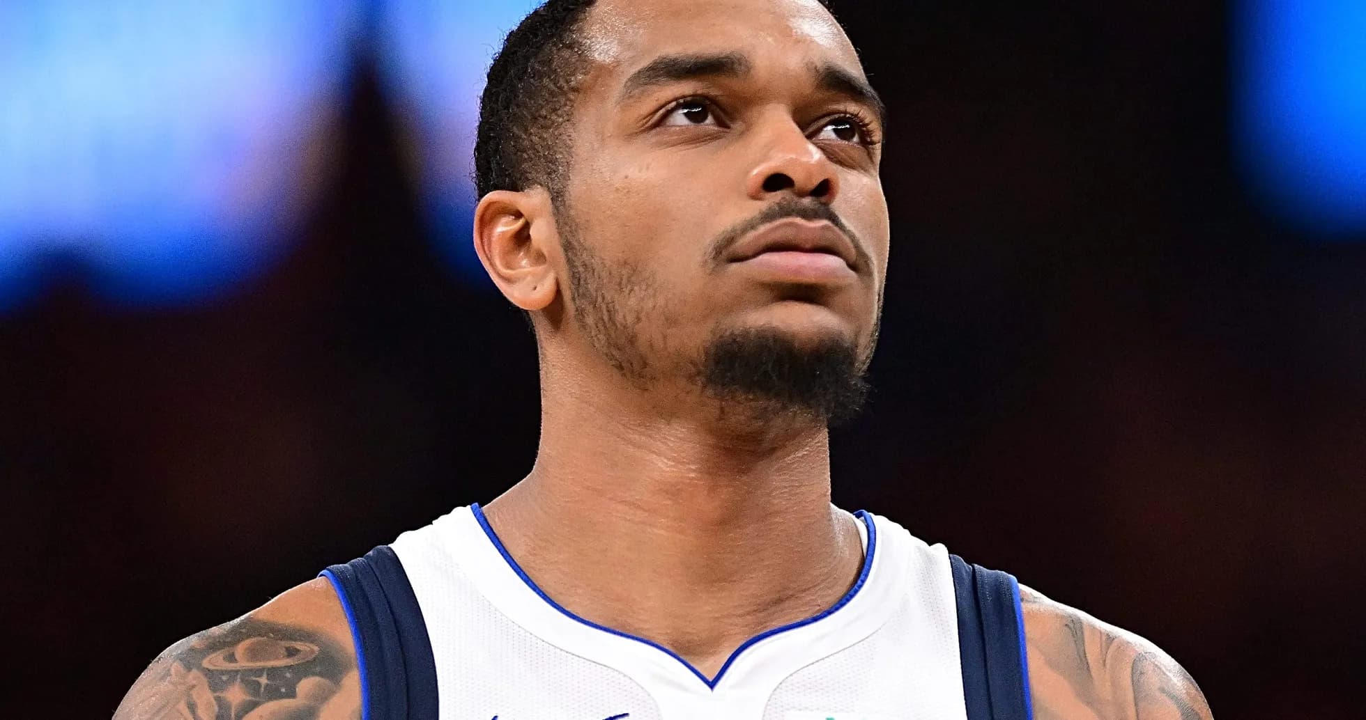 Jugador de baloncesto de Dallas Mavericks en la cancha Jugador de baloncesto de Dallas Mavericks en la cancha
