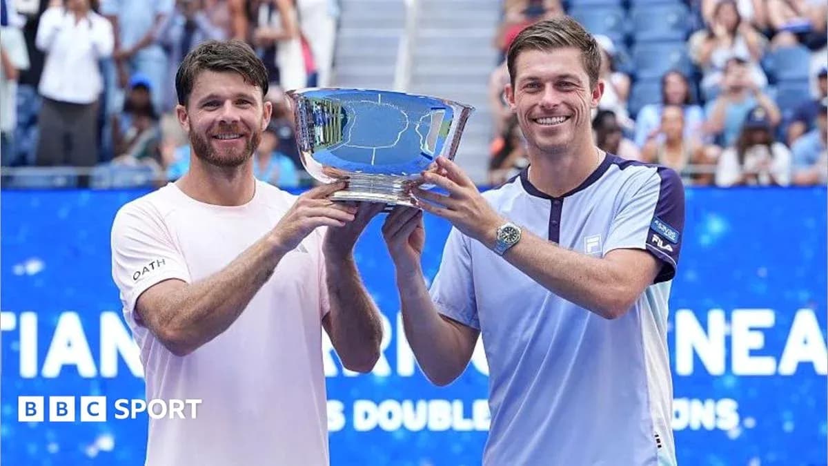 Jugadores sosteniendo trofeo tras ganar torneo de dobles Jugadores sosteniendo trofeo tras ganar torneo de dobles